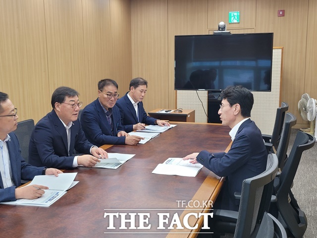 김윤철 합천군수가 세종시 정부종합청사를 방문, 정부예산 확보를 위한 총력전을 펼쳤다./합천군