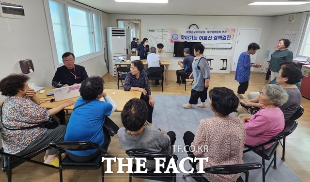 청양군보건의료원이 관내 6개면 14개 마을회관과 경로당에서 380여 명의 어르신을 직접 찾아가 결핵검사(흉부X선 촬영) 및 객담검사를 진행하고 있다. /청양군