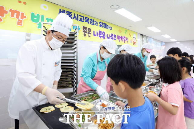 최교진 세종시교육감이 29일 나루초등학교에서 ‘방학 중 아이들의 성장 지원’ 정책의 하나인 중식 배식 과정에 참여해 어린이들에게 배식을 하고 있다. /세종교육청