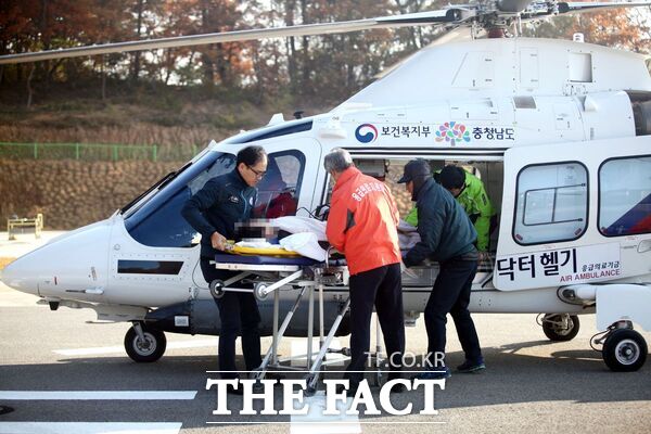 단국대병원 관계자가 충남닥터헬기를 이용해 응급 환자를 이송하고 있다. /단국대병원