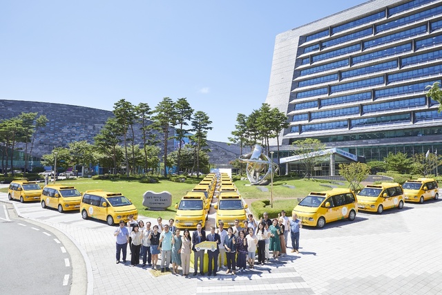 g한국수력원자력(한수원)이 30일 경주 본사에서 안심카 플러스 차량 전달식을 열고, 전국 아동복지시설에 어린이 통학용 승합차 20대를 전달했다. /한수원