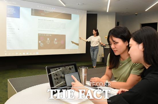 경기도와 경기도경제과학진흥원은 글로벌 빅테크 기업과 협력해 인공지능(AI) 산업현장에서 요구하는 전문인력 양성에 나선다고 30일 밝혔다./경과원