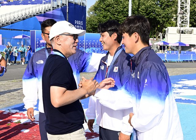 정의선 회장이 지난 29일(현지 시간) 파리 대회 남자양궁 단체전에서 금메달을 딴 국가대표 김제덕(오른쪽) 선수와 손을 맞잡고 축하하고 있다. /대한양궁협회