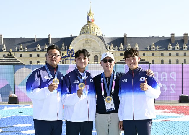 대한민국 남자 양궁 국가대표와 정의선 회장이 지난 29일(현지 시간) 파리 대회 남자양궁 단체전에서 금메달을 획득한 직후 기념 촬영을 하고 있다. /대한양궁협회