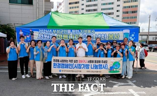 보성군은 지난 29일 한국자유총연맹 보성군지회와 벌교읍이 벌교읍 오일시장에서 시원한 냉차 나눔 및 온열질환 예방 캠페인을 진행했다고 30일 밝혔다./보성군