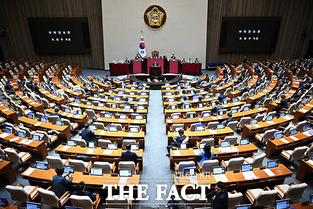 국민의힘이 오는 1일 노랑봉투법과 전국민 25만원 지원법에 대한 더불어민주당 주도 본회의 의결을 두고 필리버스터(무제한토론)로 대응하기로 결정했다. 최형두 국민의힘 의원이 지난달 25일 오후 서울 여의도 국회에서 열린 본회의에 참석해 방송 4법 통과 저지를 위한 무제한 토론을 하고 있다./배정한 기자