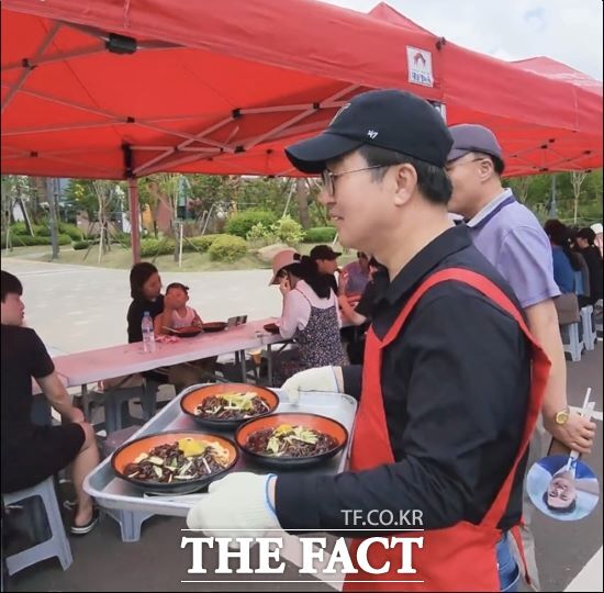 김동연 경기도지사는 31일 저녁 자신의 인스타그램에 올린 글에서 제 휴가 동선에 맞춰 사랑의 짜장차에서는 파주 아파트 단지에서 짜장면을 나누는 봉사활동을 했다. 아내와 저도 2시간 반여 함께 참여했다고 밝혔다./김동연 SNS