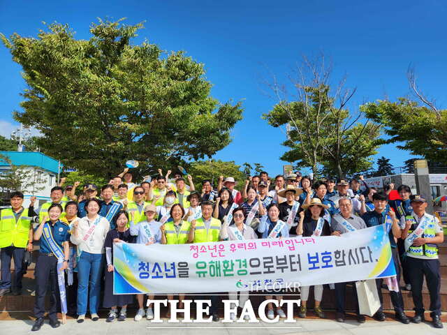 서천군이 안전한 휴가지를 위해 지난 30일 서면 춘장대해수욕장 일대에서 청소년의 일탈행위 방지와 유해환경 차단을 위한 점검과 캠페인을 실시하고 있다. / 서천군