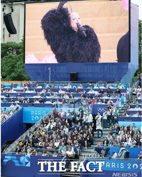 미국의 팝스타 레이디 가가의 2024 파리 올림픽 개회식 축하공연이 라이브가 아닌 녹화 영상인 것으로 드러났다. 2024 파리올림픽 개회식이 열린 26일(현지시간) 프랑스 파리 트로카데로광장에 설치된 개회식장에서 관객들이 레이디 가가의 축하공연을 보고 있다. /파리=뉴시스