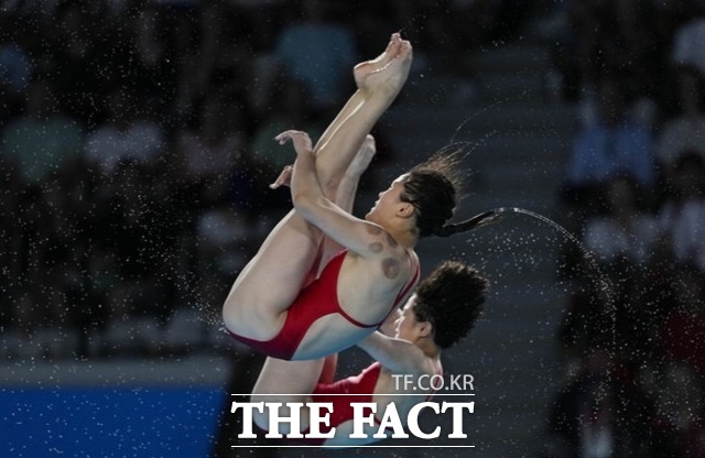 북한의 김미래-조진미가 31일(한국시간) 프랑스 파리 아쿠아틱스 센터에서 열린 2024 파리 올림픽 다이빙 여자 싱크로 10m 플랫폼에서 경기를 하고 있다. /파리=뉴시스