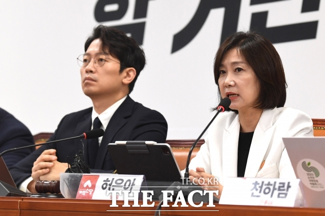 허은아 개혁신당 대표(오른쪽)와 이기인 수석최고위원이 여의도 국회에서 열린 최고위원회의에 참석한 모습. 국회에서 보던 칼정장 차림만큼 냉장고 바지도 썩 잘 어울렸다. / 남윤호 기자