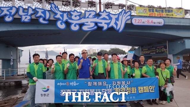 정남진장흥 물축제 자원봉사자들은 환경 정화, 물품 보관, 수상 스포츠 운영, 관람객 안내 등 다양한 분야에서 활동하고 있다./장흥군