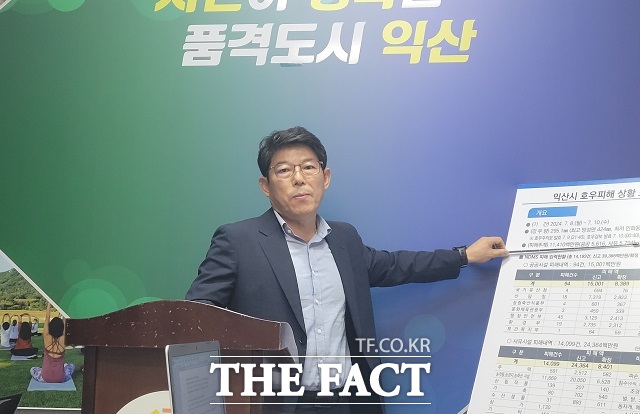 김형순 익산시기획안전국장이 지난 31일 익산시청 기자실에서 정례브리핑을 하고 있다./홍문수 기자