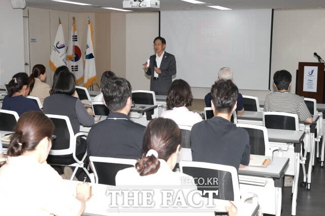 이창섭 2027 충청권 하계세계대학경기대회 조직위원회 부위원장이 조직위 직원 및 신규직원들을 대상으로 특강을 갖고 있다. /세계U대회 조직위