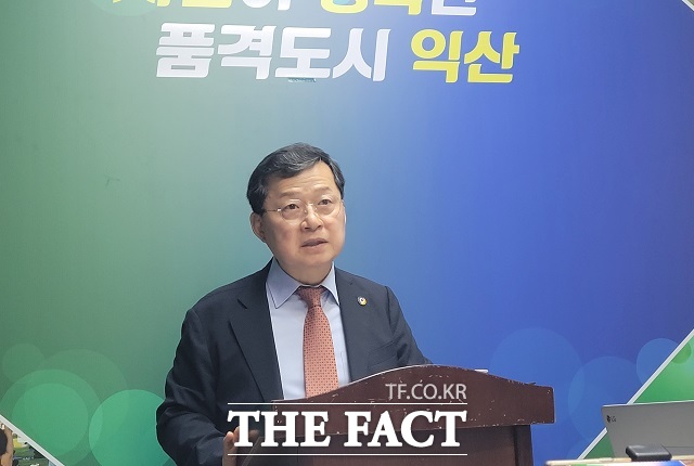 심보균 익산시도시관리공단 이사장이 1일 익산시청 기자실에서 기자회견을 하고 있다.사진/홍문수 기자