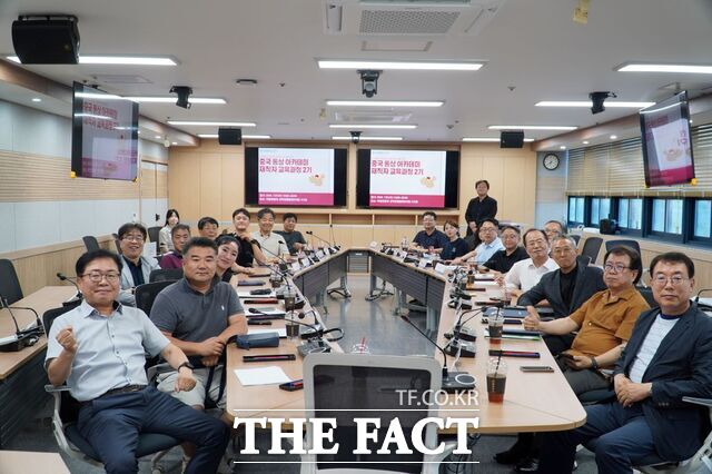 국립한밭대학교는 지난 31일 ‘중국 통상 아카데미 재직자 교육과정(2기)’에 참여한 기업 대표 등이 참여한 가운데 수료식을 진행했다. /한밭대