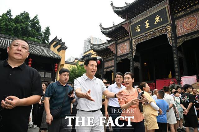 오세훈 서울시장이 중국 베이징 시민들에게 서울의 맛과 멋을 홍보했다. 오 시장이 29일 오전(현지시간) 중국 충칭시의 호광회관을 둘러보고 있다. /서울시