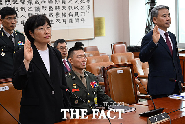 채 상병 순직사건 수사 외압 의혹과 관련해 고위공직자범죄수사처(공수처) 수사를 받고 있는 임성근 전 해병대 1사단장의 명예전역을 반대하는 서명이 하루 만에 1만4000명을 돌파했다. 7월 19일 열린 윤석열 대통령 탄핵소추안 발의 요청 청원 청문회에서 임성근 전 사단장(가운데)이 자리에 앉은 채 증인 선서를 거부하는 모습. /남윤호 기자