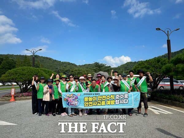 아산시 안전총괄과 직원과 자율방재단원들이 신정호수공원에서 ‘제347차 7월 안전점검의 날’ 캠페인 실시 후 기념사진을 찍고 있다. /아산시