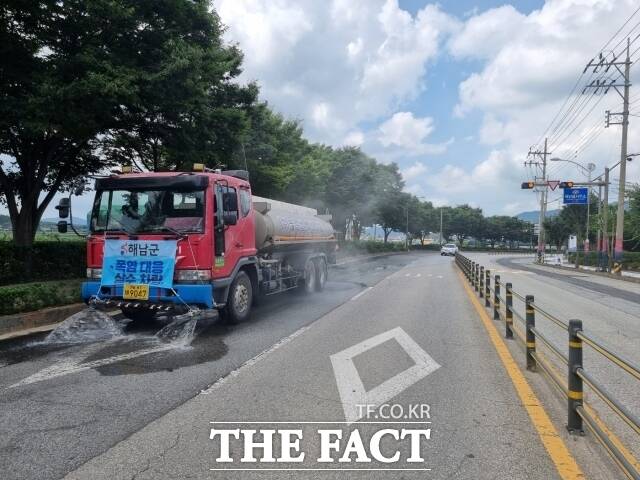 해남군은 여름철 폭염 피해를 최소화하기 위해 야외 근로자, 논밭 작업자, 재난 취약계층 등 주요 3대 취약 분야 보호 대책을 마련하고 군민 안전 최우선 목표로 선제 대응에 나섰다고 2일 밝혔다./해남군