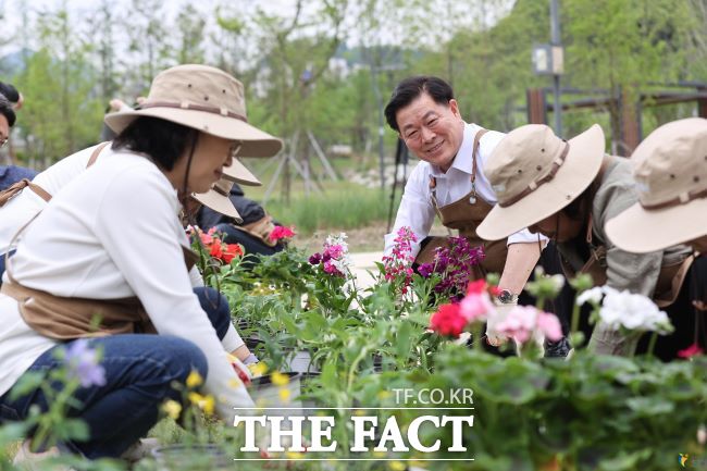 지난 4월 23일 광명시 새빛정원관리단 발대식에서 박승원 광명시장이 봉사자들과 함께 정원을 가꾸고 있다./광명시