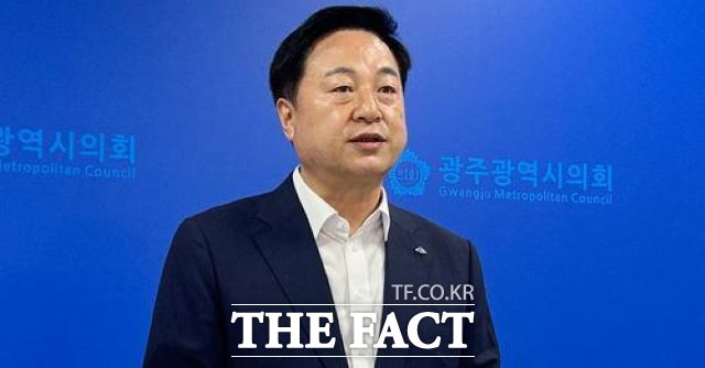 김두관 민주당 당대표 후보가 1일 광주시청에서 기자회견을 열고 호남 유권자들에게 지지를 호소했다./김두관 페이스북