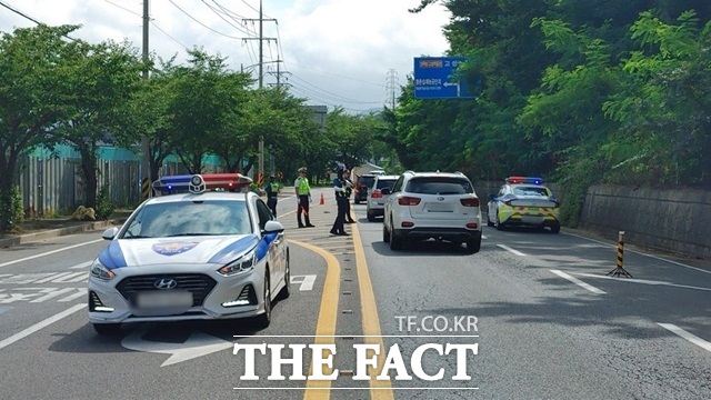 경찰이 경남 사천 남일대해수욕장 인근에서 여름 휴가철 음주운전 특별단속을 하고 있다./경남경찰청