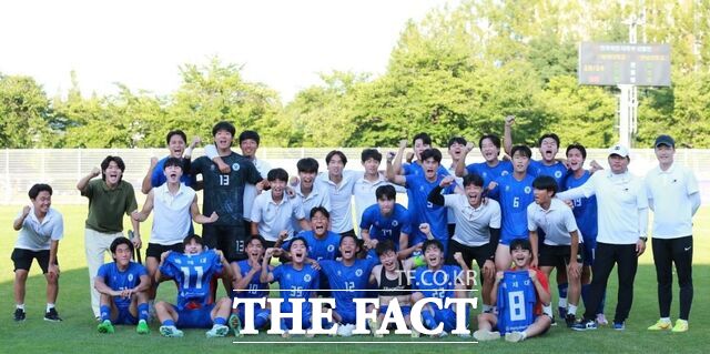 배재대 축구부 선수와 지도자들이 대전월드컵 보조경기장에서 열린 제105회 전국체육대회 남자대학부 대전시 대표 결정전에서 승리한 뒤 파이팅을 외치고 있다. /배재대