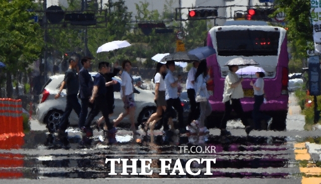 장마가 끝나자 폭염이 기승을 부리고 있다. 7월까지 발생한 온열질환자만 1000여 명에 달할 정도다. 내리쬐는 햇볕 아래서 일하는 근로자의 상황은 더욱 열악하다. /더팩트 DB