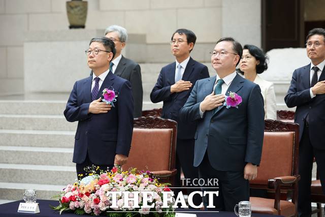 노경필 대법관(사진 왼쪽), 박영재 대법관이 2일 서울 서초구 대법원에서 열린 취임식에서 국기에 대한 경례를 하고 있다./대법원