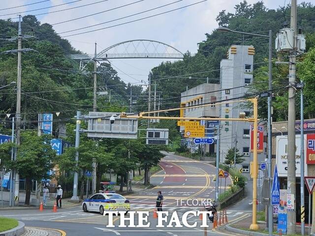 3일 오전 9시 10분쯤 광주 남구 봉선동 제석산 구름다리에서 자살 소동이 벌어져 경찰이 통제 하고 있다./독자 제공