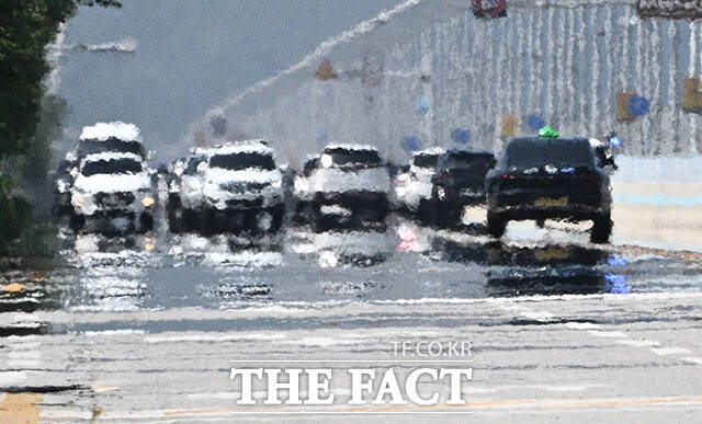 전국 대부분 지역에 폭염경보가 내려진 3일 오전 인천 중구 한 도로에 아지랑이가 피어오르고 있다. /인천=박헌우 기자