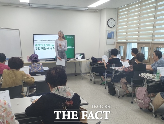 수성구를 찾은 독일 공무원 지메르트 유타(Ziemert Jutta) 씨가 수성이도학당에서 공부하는 어르신들에게 생활 독일어 회화를 가르치고 있다./수성구