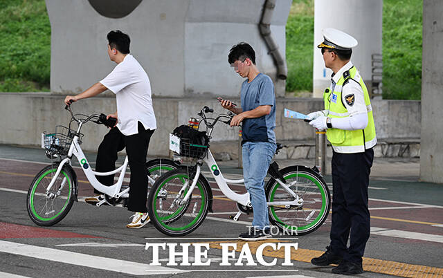 서울시 공공자전거 따릉이를 타고 난폭 운전을 일삼는 따릉이 폭주 연맹(따폭연)이 서울 시내 집결을 예고한 4일 오후 경찰이 서울 용산구 잠수교 북단에서 단속을 진행하고 있다. /박헌우 기자