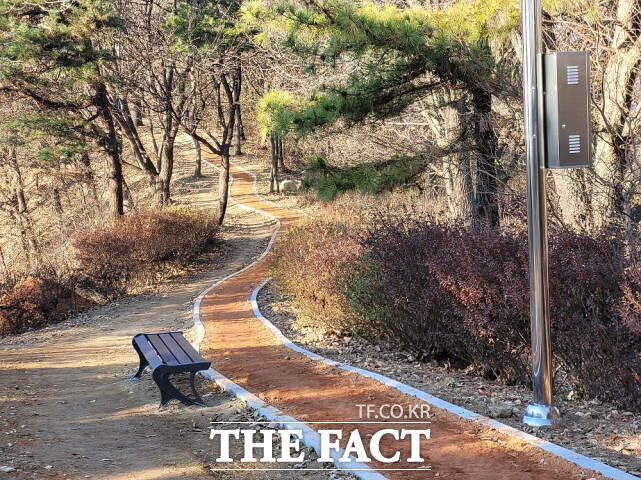 세종시가 금남면 비학산 정상부에서 일출봉까지 225m 구간을 조성한 호아톳길 전경. /세종시