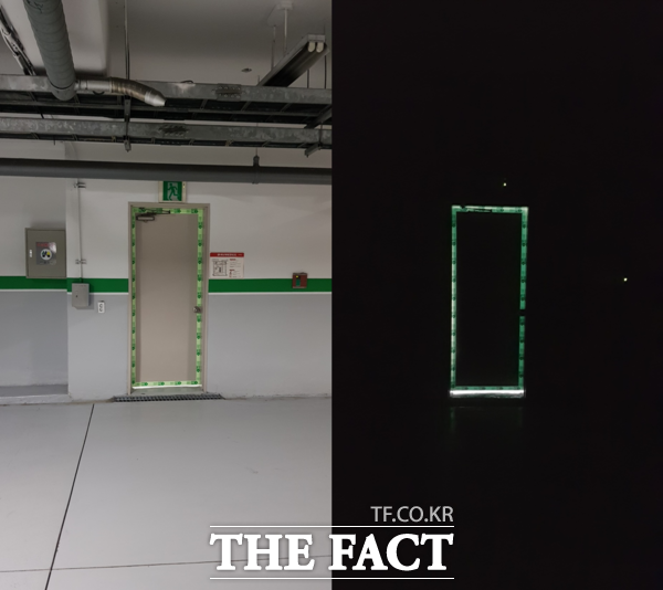 천안서북소방서가 맞춤형 시책으로 지상으로 통하는 직통계단 방화문에 축광 피난유도선 테이프를 부착한 사진. /천안서북소방서