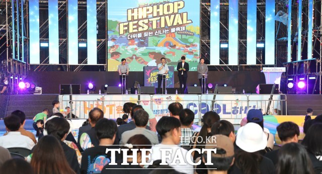 이학수 정읍시장은 “젊음의 향연이었던 축제는 가족과 친구, 연인 등과 함께한 다양한 세대가 참여한 소통과 화합이 시간이자 즐길거리에 목말라 있던 정읍 젊은이들이 뜨거운 열정을 쏟아낸 열정의 시간이었다”고 말했다. / 정읍시