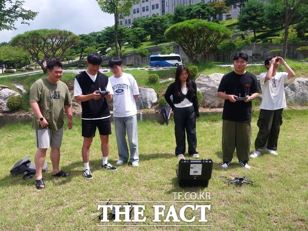 백석대학교 대학일자리플러스센터가 실시한 드론을 활용한 영상촬영편집 과정 기초반’ 교육 참가자들이 드론 실습을 하고 있다. /백석대