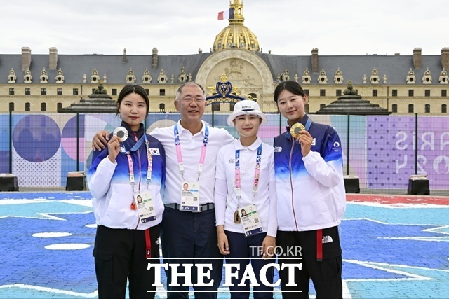 정의선 현대차그룹 회장이 3일(현지 시간) 양궁 여자 개인전 시상식 후 남수현(왼쪽), 전훈영(가운데), 임시현(오른쪽)과 기념 촬영을 하고 있다. /대한양궁협회