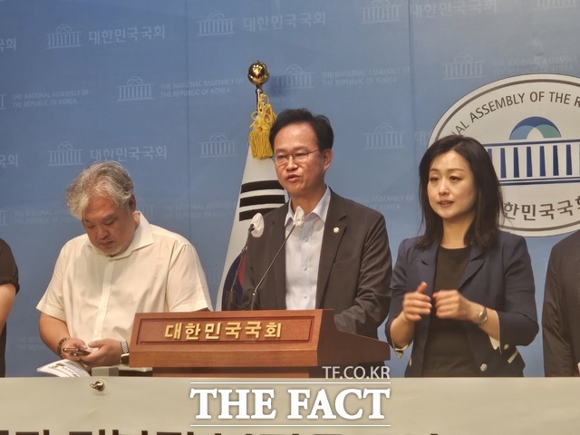 5일 서울 여의도 국회 소통실에서 열린 유통산업발전법 일부개정안 법안발의 기자회견에서 송재봉 더불어민주당 의원이 발언하고 있다. /우지수 기자