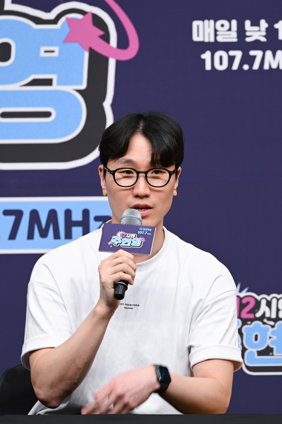 SBS 파워FM 12시엔 주현영 이세훈 PD은 주현영을 DJ로 발탁한 이유로 남녀노소 모두에게 사랑받는 캐릭터이기 때문이라고 답했다. /SBS