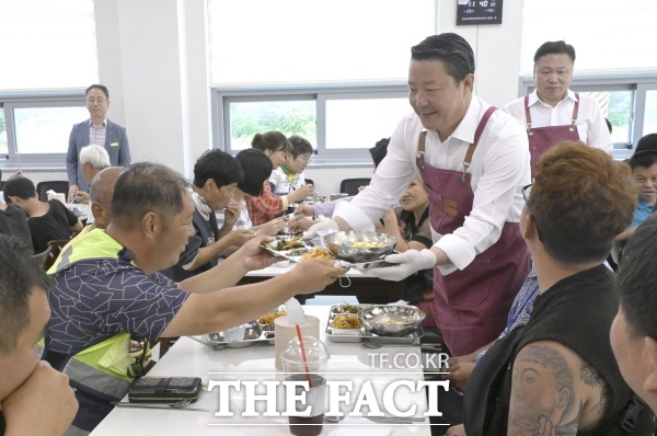 최영일 순창군수가 장애인복지관 찾아 배식 봉사활동을 하고 있다. /순창군