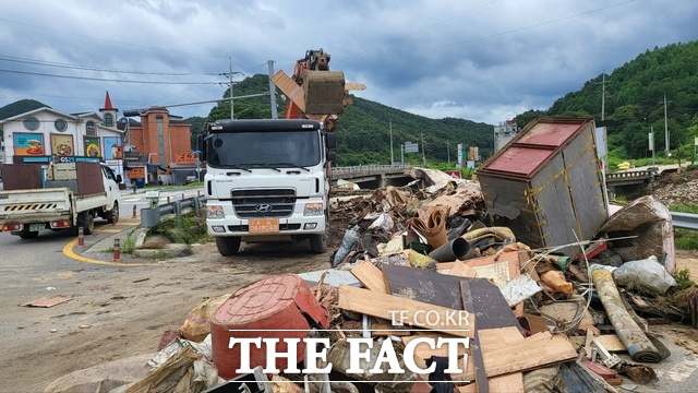 충남 금산군은 지난달 8~10일 내린 집중호우로 606억여 원의 피해가 발생한 가운데 중장비 등을 통해 수해 폐기물 3200여 톤을 수거했다고 6일 밝혔다. /금산군