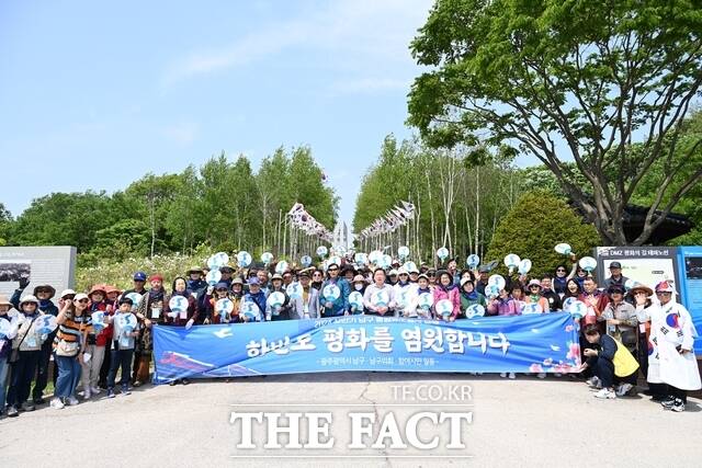 광주 남구가 하반기 통일효도열차 탑승객 모집을 시작한다. 2024년 상반기 통일효도열차 이용자들이 기념촬영을 하고 있다. / 광주 남구