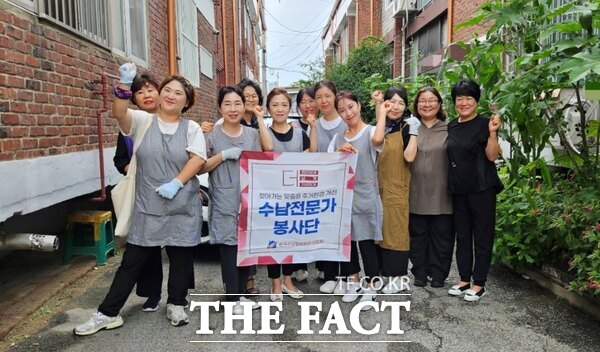 6일 한국수납정리전문가협회 정리수납119 회원들이 한부모가구를 대상으로 정리수납 자원봉사를 실시한 후 기념사진을 찍고 있다. /천안시