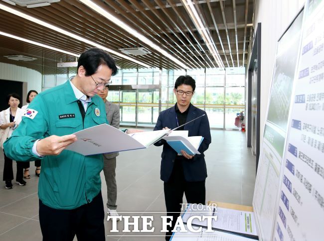 7일 정명근 화성시장이 개관을 앞둔 향남복합문화센터 건립 현장을 찾아 시설 점검을 하고 있다./화성시