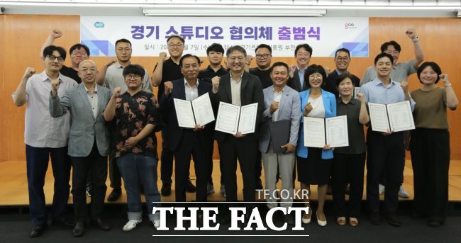 경기콘텐츠진흥원과 도내 스튜디오 8곳의 관계자들이 7일 진흥원에서 협약을 맺은 뒤 기념촬영을 하고 있다./경기콘텐츠진흥원