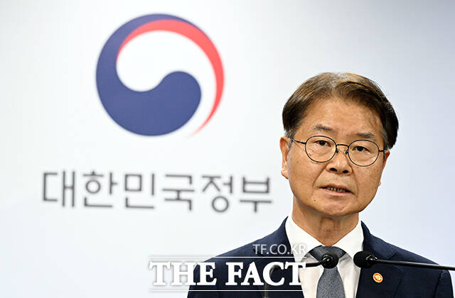 정부가 건설현장, 물류센터 등 폭염 취약 사업장에 쿨키트, 그늘막, 이동식 에어컨 등 폭염 예방 물품을 지원하기 위해 20억원을 추가 투입한다./더팩트DB