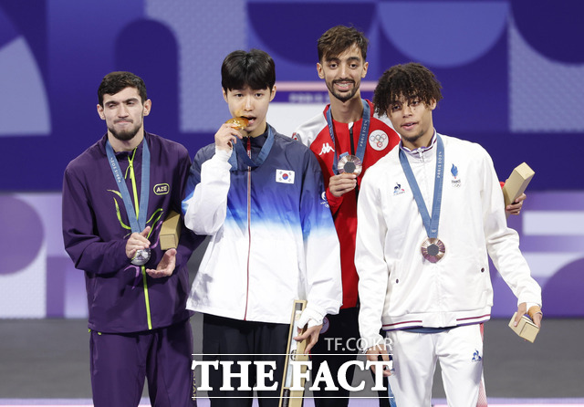 8일(한국시간) 프랑스 파리 그랑 팔레에서 열린 2024 파리 올림픽 태권도 남자 58kg급 시상식에서 박태준이 금메달을 목에 걸고 기념촬영을 하고 있다. /파리=뉴시스