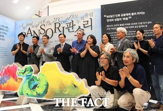 개막까지 30일을 앞둔 제15회 광주비엔날레가 광주 신세계 백화점 1층에 홍보관을 열었다. 홍보관은 전시장 안내 및 전시내용에 대한 상세한 설명과 함께 EIP 색칠하기 체험 프로그램 등으로 구성되어 있다. 사진은 홍보관 오픈식에 함께 한 관계자 및 참여 작가들. 사진 왼쪽에서 두 번째부터 이동훈 광주신세계 대표, 박양우 광주비엔날레 대표, 고광완 광주시 행정부시장, 니콜라 부리오 비엔날레 예술감독, 김자이, 김형숙 비엔날레 참여작가/ 광주 = 나윤상 기자